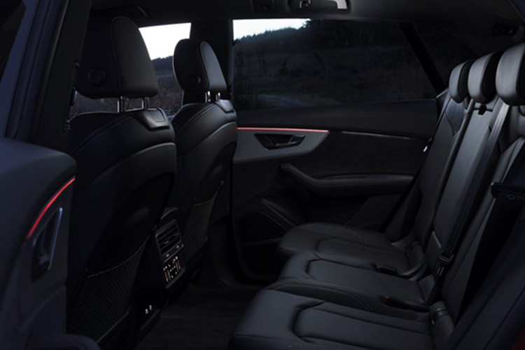 Đặc biệt, lần đầu tiên Hộc sạc điện thoại không dây Audi được trang bị tiêu chuẩn trên Audi Q8 tại thị trường Việt Nam. Với chức năng này, điện thoại thông minh vừa có thể kết nối với xe qua Bluetooth để phát nhạc hoặc nghe điện thoại vừa có thể sạc không cần dây trên xe.