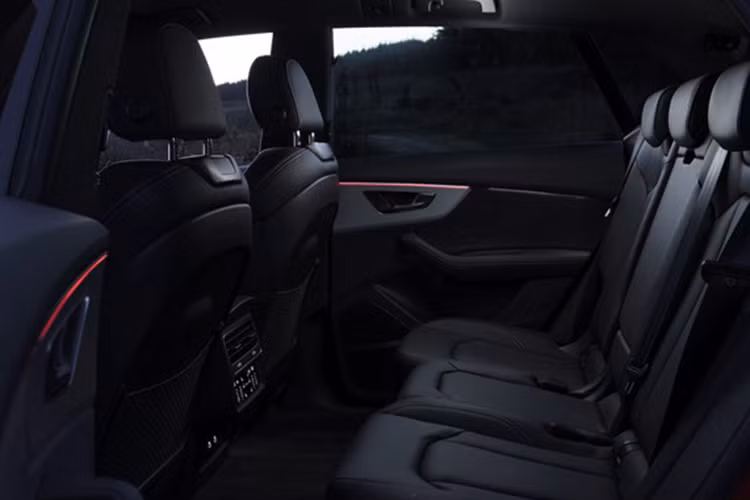 Đặc biệt, lần đầu tiên Hộc sạc điện thoại không dây Audi được trang bị tiêu chuẩn trên Audi Q8 tại thị trường Việt Nam. Với chức năng này, điện thoại thông minh vừa có thể kết nối với xe qua Bluetooth để phát nhạc hoặc nghe điện thoại vừa có thể sạc không cần dây trên xe.