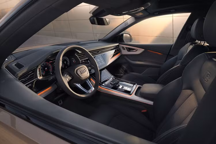 Di chuyển vào bên trong, nội thất xe nổi bật với màn hình kỹ thuật số Audi virtual cockpit 12,3-inch hiển thị tất cả các thông tin cần thiết cho người lái. Camera 360 được trang bị tiêu chuẩn. Màn hình cảm ứng MMI 10,1-inch phía trên hiển thị kiểm soát các thông tin giải trí trong khi màn hình 8,6-inch phía dưới hiển thị nhiệt độ điều hòa và các chức năng tiện ích khác.