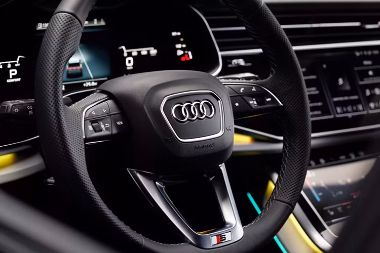 Q8 SUV mới sắp về Việt Nam sẽ được trang bị tiêu chuẩn thêm hệ thống hiển thị thông tin trên kính lái và các cổng sạc USB - type C ở hàng ghế trước và sau. Mẫu xe này còn được trang bị các hệ thống an toàn và hỗ trợ lái mới nhất, ví dụ như tính năng cảnh báo làn đường và tính năng tiền cảnh báo Audi.