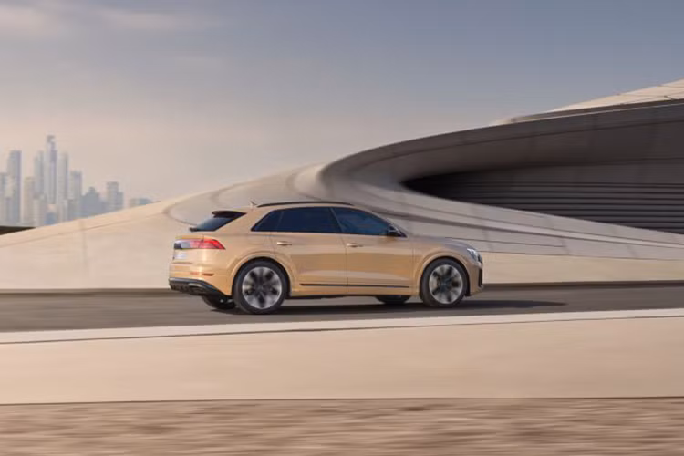 Mẫu xe cơ bắp Audi Q8 quattro là kết hợp sự thanh lịch của dòng coupé 4 cửa sang trọng và không gian rộng rãi của một chiếc SUV khiến nó trở thành mẫu xe hoàn hảo cho cả nhu cầu công việc và thư giãn.