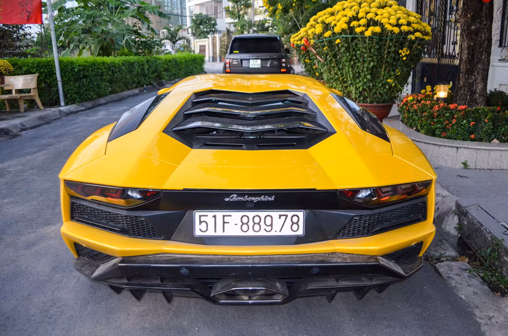 Lamborghini Aventador S được nhập khẩu về Việt Nam từ tháng 5/2017 theo dạng chính hãng, mới 100%. Do phải chịu thuế tiêu thụ đặc biệt kịch khung (150%) dành cho xe dung tích trên 6.0 lít, giá trị siêu xe này bị đội gấp khoảng 4 lần giá gốc, khoảng hơn 40 tỷ đồng. Riêng tiền phí trước bạ đã lên tới gần 5 tỷ đồng.