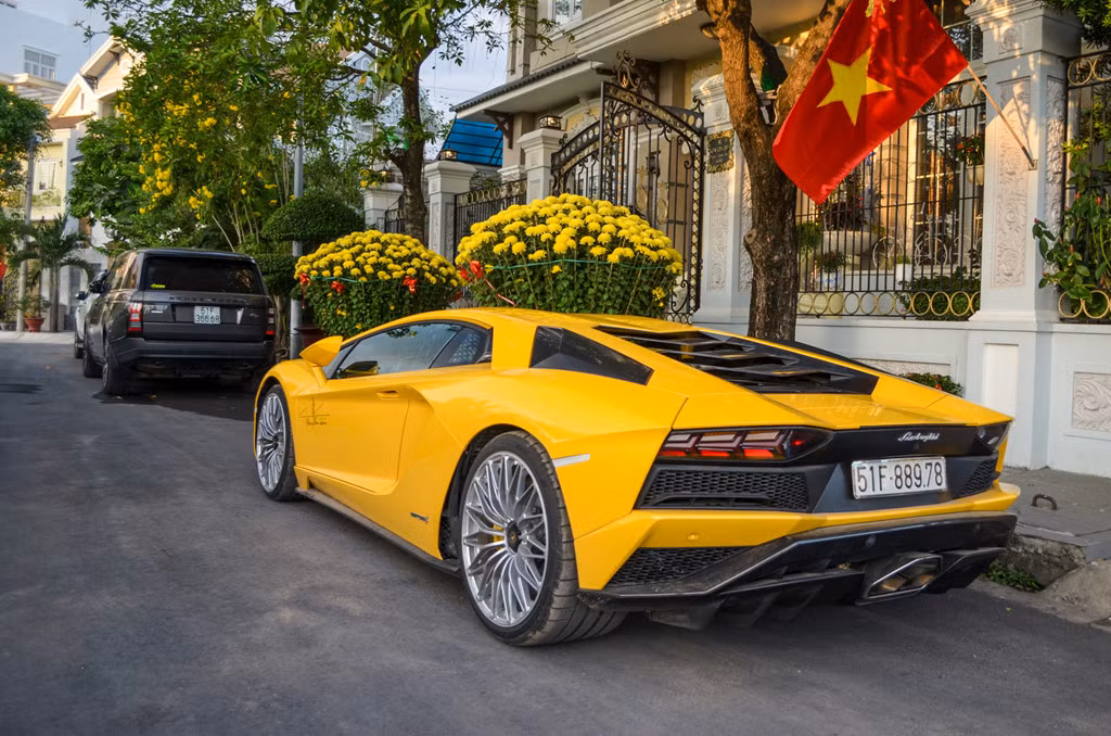 Lamborghini Aventador S tăng sức mạnh động cơ thêm 40 mã lực so với bản tiêu chuẩn, giúp xe đạt công suất tổng cộng lên tới 729 mã lực, mô-men xoắn 690 Nm. Xe sử dụng hộp số 7 cấp ISR, hệ thống dẫn động 4WD Haldex thế hệ 4, cho khả năng tăng tốc từ 0-100 km/h trong 2,9 giây, tốc độ tối đa đạt 350 km/h.