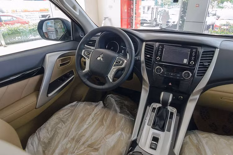 Khoang lái của Pajero Sport 2017 với bảy chỗ ngồi nay với những tính năng hiện đại càng trở nên tiện nghi hơn dành cho hành khách. Bên cạnh đó hãng xe Nhật Bản còn mang đến các chất liệu nội thất cao cấp như giúp tăng thêm phần sang trọng và lịch lãm cho cabin.