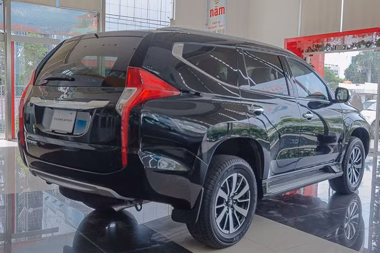 Xe vẫn được nhà sản xuất Mitsubishi thiết kế theo ngôn ngữ Dynamic Shiled tương tự như người anh em Outlander của mình, điều này cũng đã giúp cho Pajero Sport có được một tổng thể không chỉ mạnh mẽ mà còn là một diện mạo hiện đại và đầy cá tính.