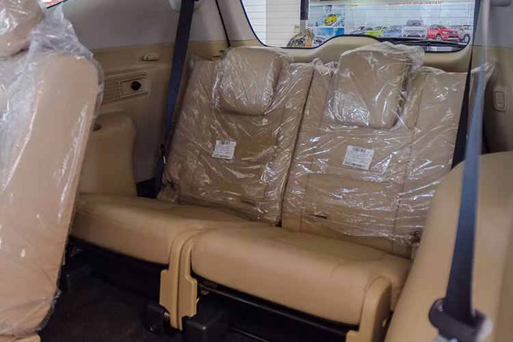 Ba hàng ghế của xe đều được bọc da cao cấp, ghế lái trang bị chỉnh điện, hàng ghế giữa có tựa lưng ngả được và gập theo tỉ lệ 60:40, ngoài ra hàng ghế cuối có thể gập phẳng 50:50 giúp tăng thể tích khoang hành lý rất nhiều khi gập hàng ghế 2,3 xuống.