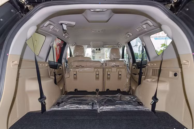 Danh sách tiện nghi của Pajero Sport mới hiện tại chưa được Mitsubishi công bố chính xác nhưng ta có thể thấy được hệ thống điều hòa tự động hai vùng đi cùng hốc gió dành cho hai hàng ghế sau, màn hình cảm ứng đa chức năng, bốn cửa kính điều chỉnh điện một chạm, nút bấm khởi động, cảm biến gạt nước mưa tự động,...