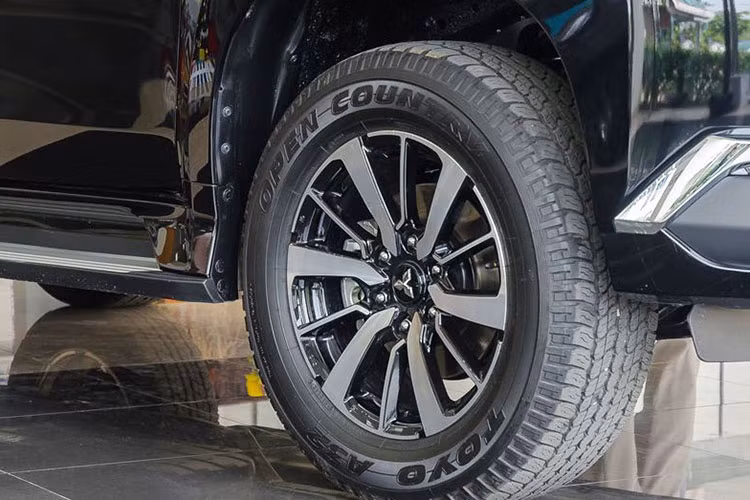 Điểm nhấn ở phía sau không gì khác hơn ngoài cụm đèn hậu LED, cản lớn với thiết kế theo phương dọc hết sức lạ mắt tạo nên một dấu hiệu nhận diện không thể nhầm lẫn cho Pajero Sport bản 2017.