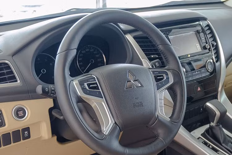 Điểm gây ấn tượng nhất là tay lái bốn chấu bọc da với dày đặc các nút bấm, cùng hai lẫy chuyển số thể thao bắt mắt. Bảng tablo mang nhiều điểm tương đồng với Triton MIVEC 2017, từ đường nét thiết kế, hốc gió của hệ thống điều hòa tự động cho đến bố trí màn hình đa chức năng.