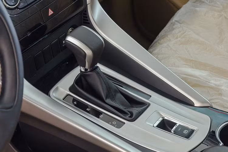 Dưới nắp capo, hai phiên bản Pajero Sport thế hệ thứ ba tiếp tục được Mitsubishi trang bị động cơ xăng MIVEC 3.0L V6 mạnh mẽ bậc nhất phân khúc của người tiền nhiệm. Tổng dung tích 2.998 cc giúp sản sinh công suất tối đa 217 mã lực tại 6.250 vòng/phút và mô-men xoắn tối đa 285 Nm ở 4.000 vòng/phút. Kết hợp cùng động cơ là hộp số tự động 8 cấp.