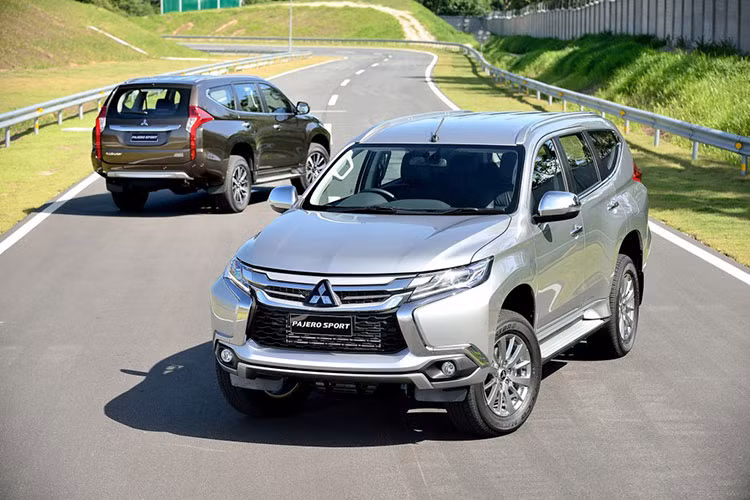Mitsubishi Pajero Sport 2017 đang có mặt tại thị trường Việt Nam bao gồm hai phiên bản được nhập nguyên chiếc từ Thái Lan. Giá bán Pajero Sport bản 4x4 AT là 1,55 tỷ đồng, còn trên phiên bản sử dụng hệ dẫn động 4x2 AT, xe có giá 1,4 tỷ đồng.