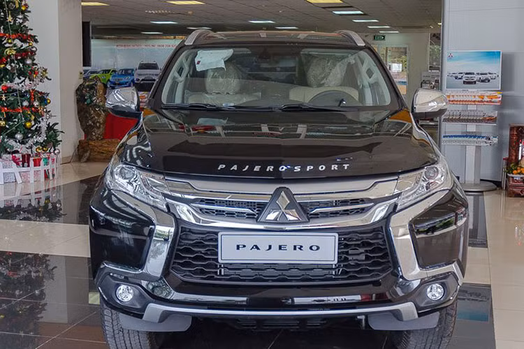 Mẫu xe mới này sở hữu kích thước tổng thể Dài x Rộng x Cao của Pajero Sport 2017 lần lượt đạt 4.785 x 1.815 x 1.805 (mm), chiều dài cơ sở đạt 2.800 (mm) và khoảng sáng gầm khi không tải hết sức cao ráo – 218 (mm), ngoài ra bán kính quay vòng tối thiểu là 5,6 (m).