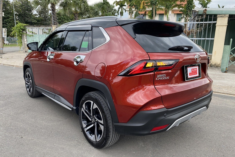 Với những hình ảnh được đăng tải cho thấy, cả diện mạo bên ngoài lẫn không gian bên trong chiếc xe SUV Toyota Yaris Cross 2023 siêu lướt này đều còn rất mới, không có dấu hiệu của sự trầy xước. Trong khi giá bán thấp hơn hẳn so với lăn bánh xe "đập hộp".