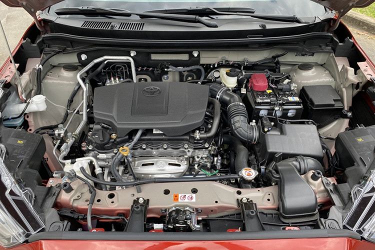 Phiên bản Hybrid kết hợp giữa động cơ xăng 90 mã lực cùng mô tơ điện 79 mã lực, có chế độ lái thuần điện và sử dụng pin Li-ion hoàn toàn mới, cho mức tiêu thụ nhiên liệu cực thấp, chỉ 3,56 L/100km trong đô thị.