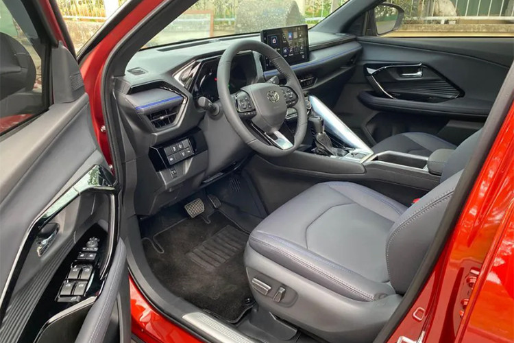 Bên cạnh yếu tố thương hiệu, sức hút của Toyota Yaris Cross còn đến từ ngoại hình mạnh mẽ, năng động với những đường nét thiết kế khỏe khoắn, góc cạnh, đậm chất SUV. Cùng với đó là loạt trang bị hiện đại như công nghệ chiếu sáng full- LED; la-zăng 18 inch dạng phay xước, 2 tông màu thể thao...