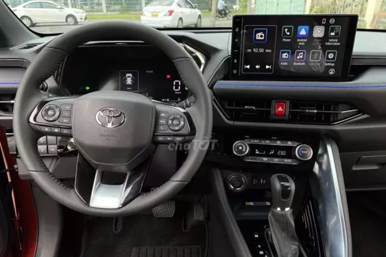 Xe được trang bị cửa sổ trời toàn cảnh; đèn trang trí khoang nội thất; màn hình trung tâm 10 inch, kết nối điện thoại thông minh; sạc điện thoại không dây; đề nổ dạng nút bấm; ghế lái chỉnh điện 8 hướng; lẫy chuyển số trên vô-lăng; phanh đỗ điện tử và giữ phanh tự động; điều hòa tự động, có cửa gió cho hàng ghế thứ 2...