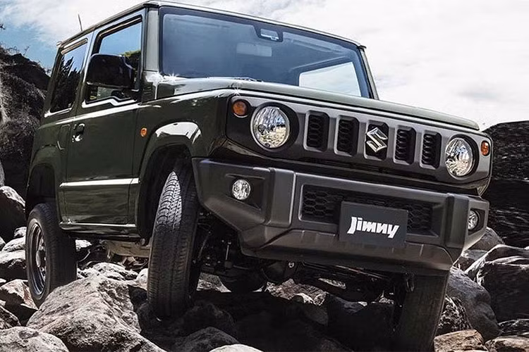 Suzuki Jimny phiên bản 2019 mới này là mẫu xe off-road, gầm xe cao sở hữu cụm đèn pha tròn cổ điển. Bộ lưới tản nhiệt của xe được phủ sơn màu đen cách nhiệt cùng logo chữ “S” đính ở chính giữa. Phần đuôi phía sau được trang bị một bánh xe dự phòng gắn trên nắp ca-pô sau.