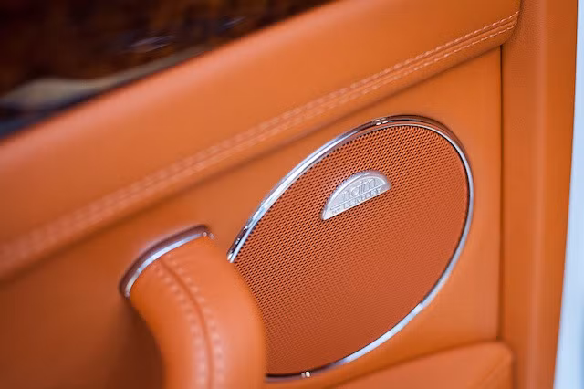 Tại thị trường Việt Nam, Bentley Flying Spur W12 được phân phối chính hãng với giá bán từ gần 12 tỷ đồng và có thể cao hơn tùy vào những trang bị tùy chọn cá nhân hóa. Như vậy, tính từ đầu năm 2016 cho đến nay Bentley Hà Nội đã bàn giao được 03 chiếc đến tay khách hàng.