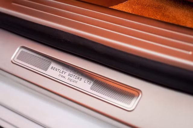 Vẻ đẹp kiêu sa của chiếc Flying Spur đặc biệt này còn được hoàn thiện bởi bộ la-zăng 10 chấu kích thước 21 inch được mài bóng thủ công. Bên trong nội thất toát lên vẻ xa hoa, tinh tế và đôi chút cổ điển với da cao cấp và tuỳ chọn gỗ theo sở thích khách hàng.