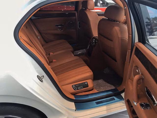 Xe sở hữu động cơ W12 6.0L, công suất 625 mã lực tại 6.000 vòng/phút, mô-men xoắn 800 Nm tại 1.700 vòng/phút. Động cơ này đi kèm với hộp số tự động 8 cấp và hệ dẫn động 4 bánh, giúp xe có thể tăng tốc từ 0-100km/h trong vòng 4,6 giây, trước khi đạt tốc độ tối đa 320km/h.