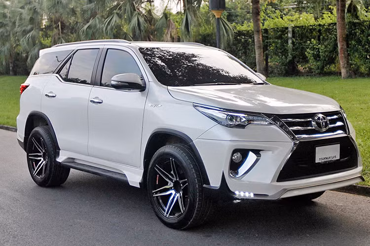 Là thế hệ hoàn toàn mới, Toyota Fortuner 2017 mới được trang bị nhiều công nghệ an toàn như: hệ thống ổn định thân xe VSC, hệ thống khởi hành ngang dốc HAC và hỗ trợ xuống dốc DAC, 7 túi khí, hệ thống kiểm soát tốc độ cruise control, khung xe GOA cứng cáp hơn, camera lùi...
