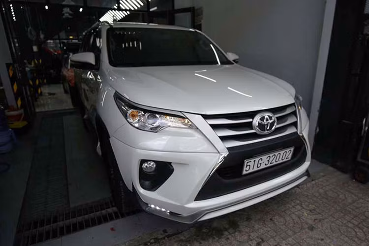 Trên bộ bodykit giá rẻ của hãng Ativus tại Thái Lan, ngoài điểm nhấn là là mặt tản nhiệt hình con suốt (chữ X) khá rõ nét như mẫu xe sang Lexus LX570, phần ốp thân và cản sau khiến mẫu xe này trông cứng cáp và khỏe khoắn hơn so với kiểu thể thao của bản độ TRD Sportivo chính hãng.