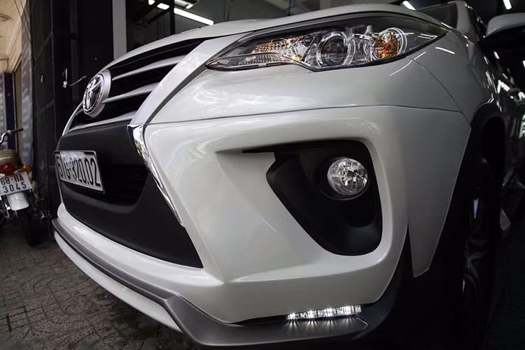 Đi kèm bộ bodykit cho Toyota Fortuner còn có đèn LED ban ngày phía trước được đặt ở vị trí 2 bên phía dưới gầm xe. Mẫu xe trong bài viết vẫn còn sử dụng bộ mâm nguyên bản có kích thước nhỏ chỉ 17 inch nên có phần làm cho ngoại hình của xe chưa thật sự hoàn hảo.