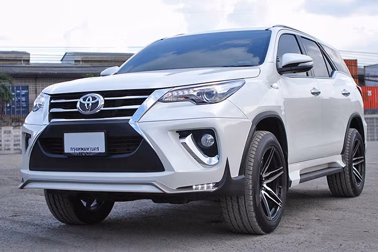 Bản thứ hai là khối động cơ xăng 4 xy-lanh, dung tích 2,7 lít, tạo ra công suất tối đa 112 kW tại vòng tua máy 5.200 vòng/phút và mô-men xoắn cực đại 245 Nm tại vòng tua máy 4.000 vòng/phút. Sức mạnh được truyền tới bánh thông qua hộp số tự động 6 cấp.