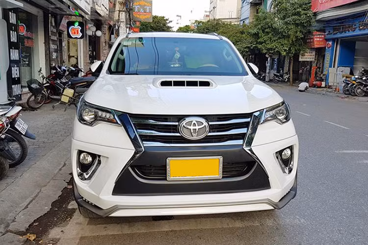 Toyota Fortuner 2017 có 2 tùy chọn động cơ khác nhau. Đầu tiên là động cơ diesel 4 xy-lanh thẳng hàng, tăng áp, dung tích 2,4 lít với công suất tối đa 110 kW tại vòng tua máy 3.400 vòng/phút và mô-men xoắn cực đại 400 Nm tại dải vòng tua từ 1.600 - 2000 vòng/phút. Động cơ kết hợp với hộp số sàn 6 cấp.