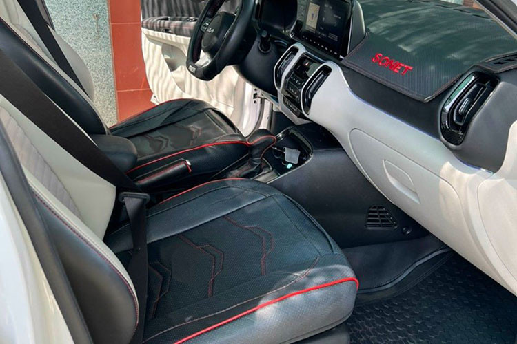 KIA Sonet 1.5 Premium sản xuất năm 2021 sử dụng động cơ xăng Smartstream 1.5G kết hợp hộp số loại vô cấp thông minh Smartstream IVT, sản sinh công suất tối đa 113 mã lực và mô-men xoắn cực đại 144 Nm. Đi cùng đó là tính năng thay đổi chế độ lái tiện lợi.