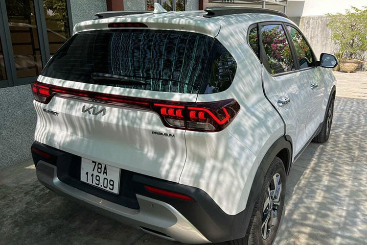 Thông tin bán xe lập tức gây sự chú ý lớn từ cộng đồng mạng (CĐM), nhiều người thậm chí còn trêu: “Thôi bác để dùng em mua xe mới!”. Nhưng dường như chủ nhân chiếc KIA Sonet 2021 đã qua sử dụng cũng không quan tâm đến những lời bình luận trên khi đối tượng mà người bán hướng tới chính là những khách hàng cần xe gấp. Nội dung tin đăng cũng chia sẻ thẳng thắn, nếu muốn mua xe mới sẽ phải chờ 2-3 tháng, còn muốn có xe dùng luôn, vui lòng liên hệ người bán.