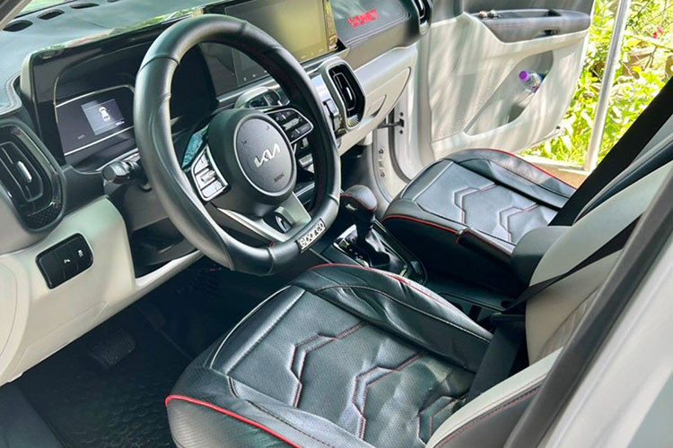 KIA Sonet 1.5 Premium là bản cao nhất của mẫu SUV cỡ nhỏ đến từ Hàn Quốc. Do đó, xe nhận tất cả những trang bị hiện đại, cao cấp nhất như đèn chiếu sáng full-LED; la-zăng 16 inch 2 màu bóng thể thao; gương chiếu hậu chỉnh/gập điện kết hợp đèn xi-nhan, tay nắm cửa bọc crom có tính năng mở khóa thông minh; giá để đồ sơn màu bạc trên trần xe.