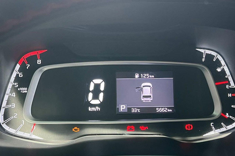 Bên trong, KIA Sonet 1.5 Premium sở hữu loạt trang bị tiện ích hấp dẫn như nội thất da màu den - be kết hợp đường chỉ khâu đỏ thể thao, sang trọng; vô-lăng vát đáy thể thao; ghế lái chỉnh cơ; màn hình giải trí 10,25 inch, kết nối Apple CarPlay/Android Auto; chìa khóa thông minh; khởi động nút bấm; khởi động từ xa; hệ thống điều hòa tự động; cửa sổ trời; sạc không dây; âm thanh 6 loa...