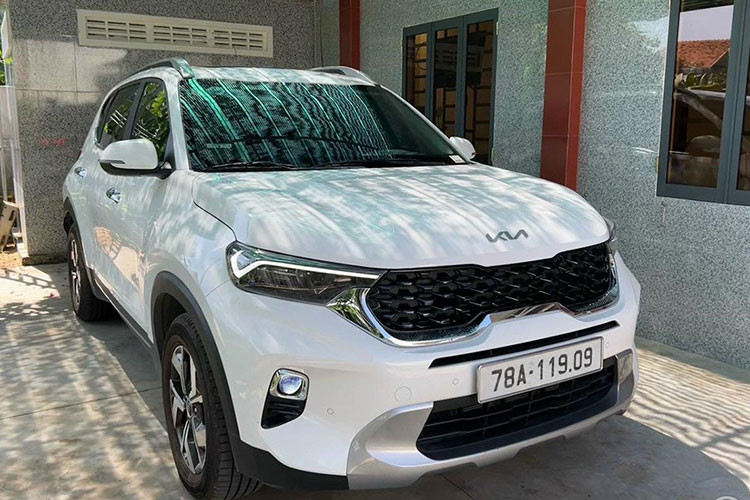 Mới đây, một chiếc KIA Sonet 1.5 Premium đời 2021, đăng ký tháng 1/2022 đã bước lên sàn xe cũ với mức giá như thách thức người mua. Theo nội dung tin rao được đăng tải, chiếc xe có ngoại thất màu trắng, gắn biển Bình Dương, số ODO chỉ 5.000 km và còn mới như xe nằm trong đại lý.