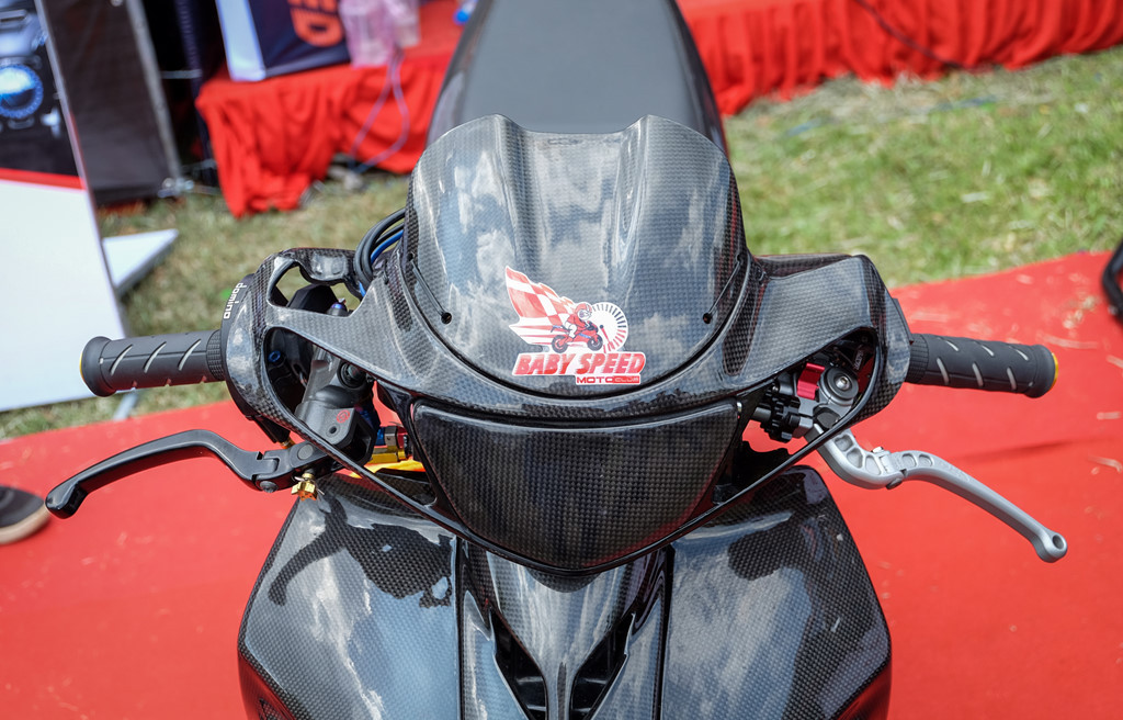 Dàn áo nguyên bản loại bỏ hoàn toàn, thay thế bằng vật liệu carbon. Phần đầu xe, chóa đèn và đèn xi-nhan được loại bỏ để giảm trọng lượng. Tay côn mang hiệu CRG và tay thắng Brembo Billet.