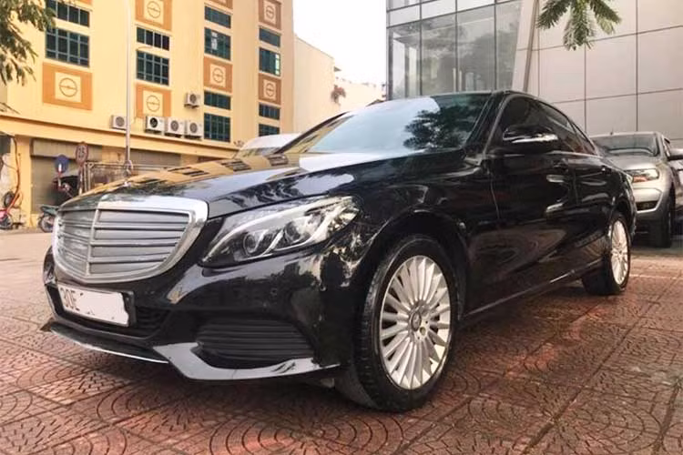 Với giá bán hơn 1,3 tỷ đồng, theo đánh giá của nhiều người tiêu dùng hiện nay, số tiền này có thể sở hữu được ngay một chiếc BMW 320i mới cứng theo bảng giá mà nhà phân phối Thaco mới công bố tại Việt Nam.