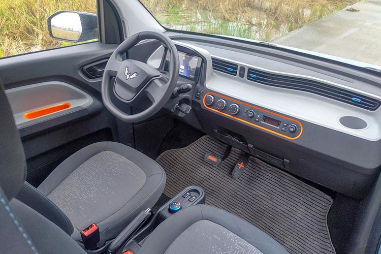 Các vách cửa, bệ trung tâm sử dụng vật liệu nhựa cứng. Trên xe tích hợp đầy đủ điều hòa, gương kính chỉnh điện và màn hình lớn phía sau tay lái hiển thị thông tin xe. Bảng táp-lô thiết kế dạng 2 tầng, uốn lượn kiểu vân sóng.