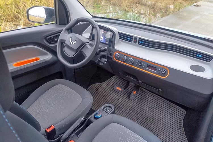 Các vách cửa, bệ trung tâm sử dụng vật liệu nhựa cứng. Trên xe tích hợp đầy đủ điều hòa, gương kính chỉnh điện và màn hình lớn phía sau tay lái hiển thị thông tin xe. Bảng táp-lô thiết kế dạng 2 tầng, uốn lượn kiểu vân sóng.