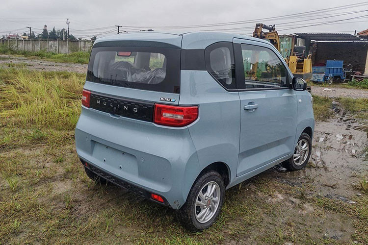 Chiếc xe Wuling Hongguang Mini EV về Việt Nam trong bài viết này hiện đang được lưu giữ tại một nhà máy ở Thái Bình, đây là phiên bản cao cấp nhất của dòng xe này, nó có mức giá tương ứng khoảng 150 triệu đồng.