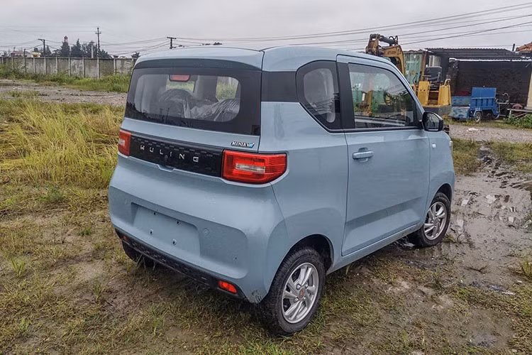 Chiếc xe Wuling Hongguang Mini EV về Việt Nam trong bài viết này hiện đang được lưu giữ tại một nhà máy ở Thái Bình, đây là phiên bản cao cấp nhất của dòng xe này, nó có mức giá tương ứng khoảng 150 triệu đồng.
