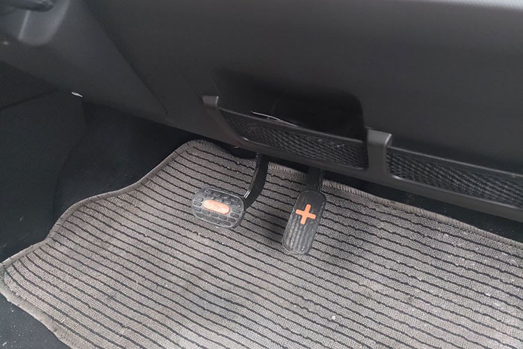 Chân phanh có ký hiệu dấu (-) và phanh ký hiệu dấu (+). Sau khi bật khóa điện, chuyển số D hoặc R, nhấn chân ga, chiếc xe bắt đầu lăn bánh. Để kiểm soát được tốt độ, người lái cần dẫm chân phanh, phòng xe tự chạy giống ôtô. Tất cả pin nằm dưới sàn xe nên nắp ca-pô chỉ có một số chi tiết nhỏ như bình dầu phanh, bộ điều khiển điện tử, nước rửa kính, ắc-quy phụ, tản nhiệt...