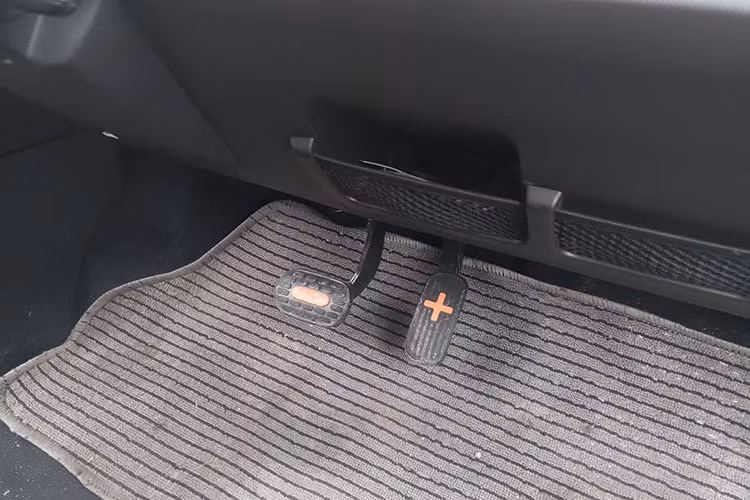 Chân phanh có ký hiệu dấu (-) và phanh ký hiệu dấu (+). Sau khi bật khóa điện, chuyển số D hoặc R, nhấn chân ga, chiếc xe bắt đầu lăn bánh. Để kiểm soát được tốt độ, người lái cần dẫm chân phanh, phòng xe tự chạy giống ôtô. Tất cả pin nằm dưới sàn xe nên nắp ca-pô chỉ có một số chi tiết nhỏ như bình dầu phanh, bộ điều khiển điện tử, nước rửa kính, ắc-quy phụ, tản nhiệt...