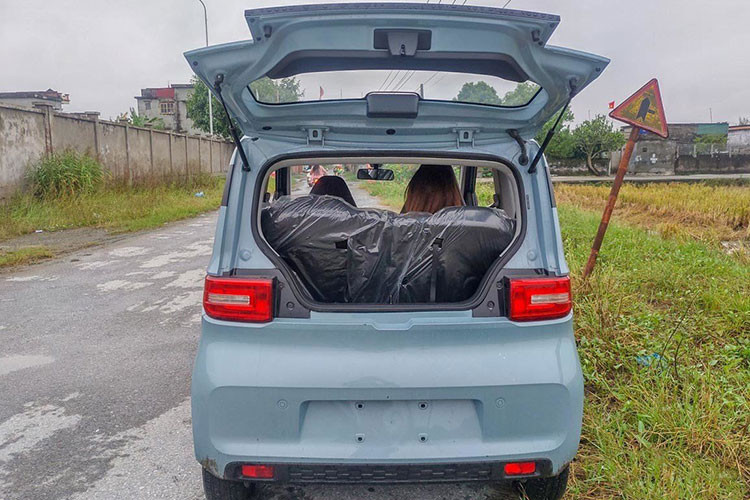 Chiếc xe Wuling Hongguang Mini EV tại Việt Nam này sở hữu thiết kế vuông vức. Phần đầu xe ô tô tạo hình khối hộp, có trang bị đèn pha/cos, đèn gầm dạng halogen. Đuôi xe thiết kế đơn giản, các chi tiết toát lên cảm giác hiện đại.