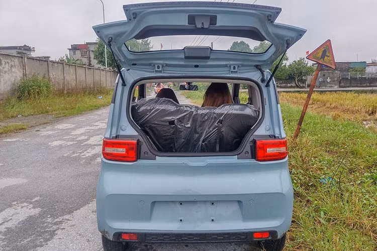 Chiếc xe Wuling Hongguang Mini EV tại Việt Nam này sở hữu thiết kế vuông vức. Phần đầu xe ô tô tạo hình khối hộp, có trang bị đèn pha/cos, đèn gầm dạng halogen. Đuôi xe thiết kế đơn giản, các chi tiết toát lên cảm giác hiện đại.