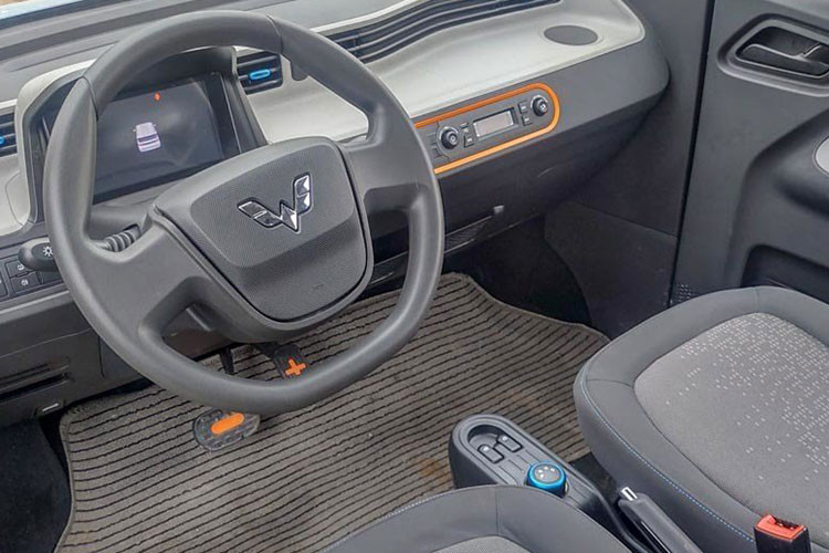 Chiều dài cơ sở của xe chỉ khoảng 1.940 mm nên không gian bên trong chật chội. Xe sử dụng bộ mâm 14 inch bằng vật liệu nhựa, phanh đĩa phía trước, phanh tang trống phía sau. Hai cửa mở để vào cabin nên người ngồi phía sau phải kéo đẩy ghế mới có thể bước vào bên trong. Khoang nội thất thiết kế đơn giản với ghế ngồi bọc nỉ, chỉnh tay. Hàng ghế sau vừa đủ 2 người ngồi và có thể gập gọn 50:50 để gia tăng không gian chứa đồ.