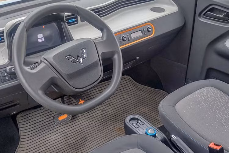Chiều dài cơ sở của xe chỉ khoảng 1.940 mm nên không gian bên trong chật chội. Xe sử dụng bộ mâm 14 inch bằng vật liệu nhựa, phanh đĩa phía trước, phanh tang trống phía sau. Hai cửa mở để vào cabin nên người ngồi phía sau phải kéo đẩy ghế mới có thể bước vào bên trong. Khoang nội thất thiết kế đơn giản với ghế ngồi bọc nỉ, chỉnh tay. Hàng ghế sau vừa đủ 2 người ngồi và có thể gập gọn 50:50 để gia tăng không gian chứa đồ.