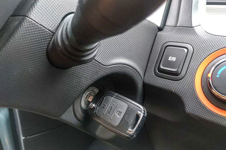 Hệ thống giải trí bao gồm cổng USB hoặc Radio. Bệ cần ở chính giữa hàng ghế đầu sử dụng núm xoay 3 chế độ: Lùi (R), Tiến (D) và số "mo" (N). Phía trên núm cần số là lẫy gạt đóng/mở cửa sổ bằng điện. Nút bấm "E/S" sau vô-lăng với hai chế độ vận hành: bình thường và thể thao. Xe có thể tăng tốc lên hơn 100 km/h nếu vận hành ở chế độ thể thao.