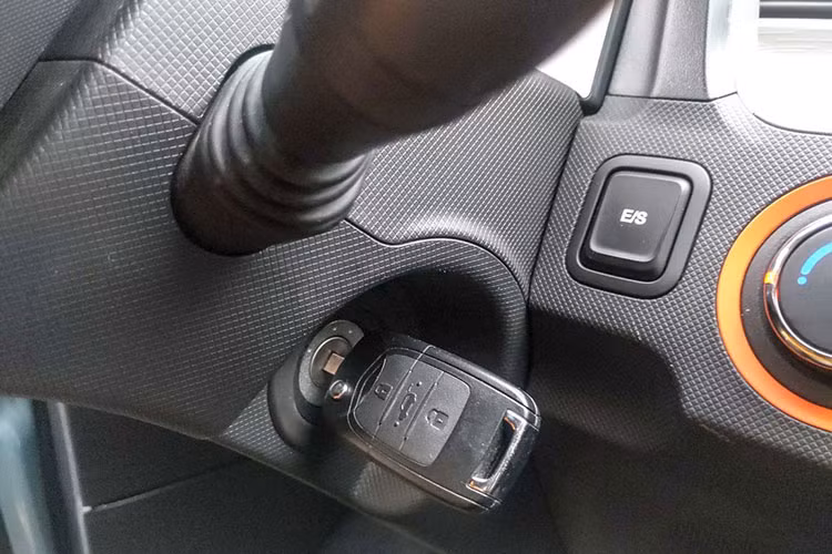 Hệ thống giải trí bao gồm cổng USB hoặc Radio. Bệ cần ở chính giữa hàng ghế đầu sử dụng núm xoay 3 chế độ: Lùi (R), Tiến (D) và số "mo" (N). Phía trên núm cần số là lẫy gạt đóng/mở cửa sổ bằng điện. Nút bấm "E/S" sau vô-lăng với hai chế độ vận hành: bình thường và thể thao. Xe có thể tăng tốc lên hơn 100 km/h nếu vận hành ở chế độ thể thao.