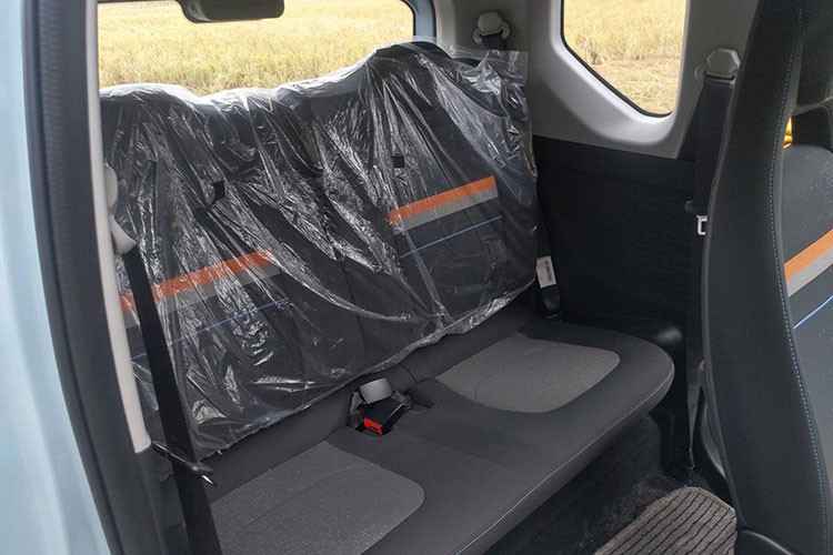 Bản cao cấp của xe có thể sạc 170 km/lần sạc đầy. Xe sử dụng bộ sạc để cắm vào nguồn điện 220V, và cần 9 tiếng để sạc đầy. Tuy nhiên, mẫu xe này chưa có bộ sạc nhanh, tích hợp được với các trạm sạc sẵn như của Vinfast.