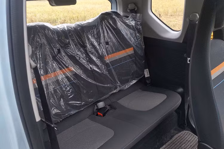 Bản cao cấp của xe có thể sạc 170 km/lần sạc đầy. Xe sử dụng bộ sạc để cắm vào nguồn điện 220V, và cần 9 tiếng để sạc đầy. Tuy nhiên, mẫu xe này chưa có bộ sạc nhanh, tích hợp được với các trạm sạc sẵn như của Vinfast.